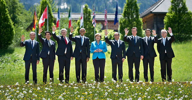 Der Praesident des Europaeischen Rates, Donald Tusk, Japans Premierminister Shinzo Abe, Kanadas Premierminister Stephen Harper, US-Praesident Barack Obama, Bundeskanzlerin Angela Merkel, Frankreichs Staatspraesident Francois Hollande, Grossbritanniens Premierminister David Cameron, Italiens Ministerpraesident Matteo Renzi und der Praesident der Europaeischen Kommission, Jean-Claude Juncker (v.l.), stehen vor Schloss Elmau zu einem Familienfoto zusammen.