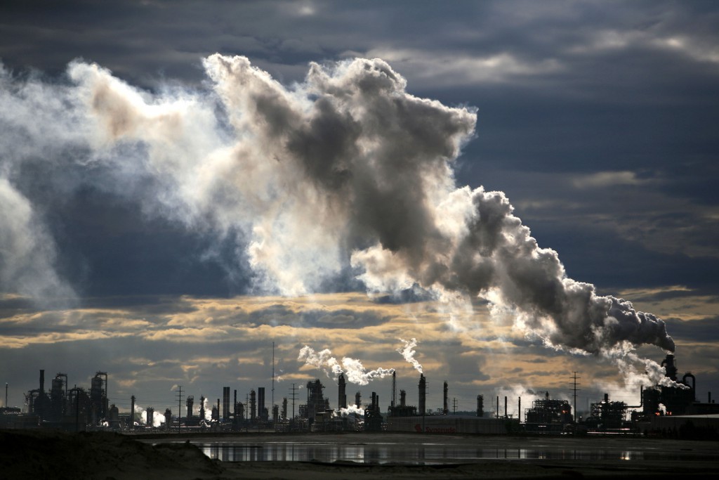 CANADA ALBERTA FORT MCMURRAY 19JUL09 - View of smoke plumes emitted from the Syncrude upgrader plant north of Fort McMurray, northern Alberta, Canada.